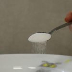 Hvorfor salt drysses på til sidst: den uindlysende dynamik i hovedkrydderiet hvorfor-salt-drysses-paa-til-sidst-den-uindlysende-dynamik-i.jpg